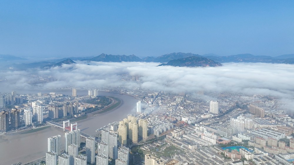 云雾漫卷成画 城乡尽披“纱衣”